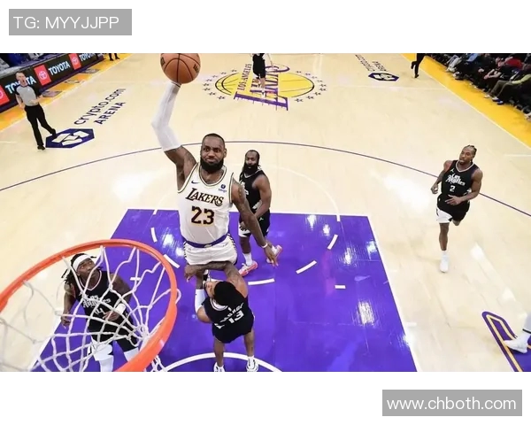 詹姆斯在热火与湖人对决中展现王者风范引发球迷热议